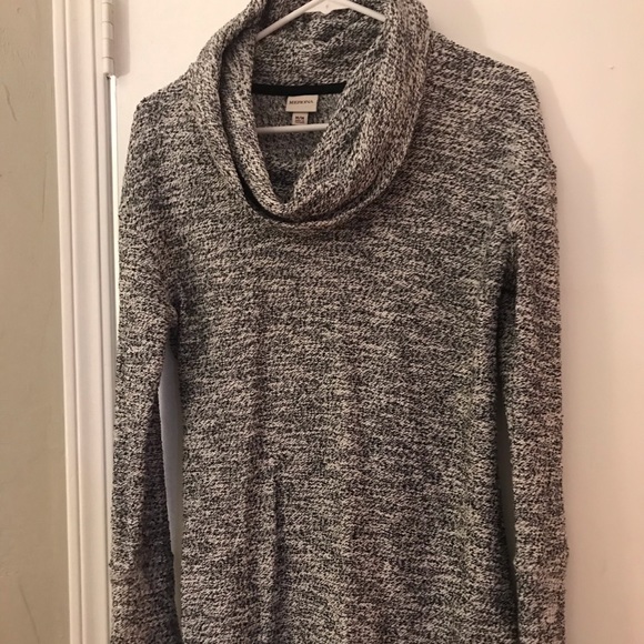 Black and white turtleneck sweater - Picture 1 of 3